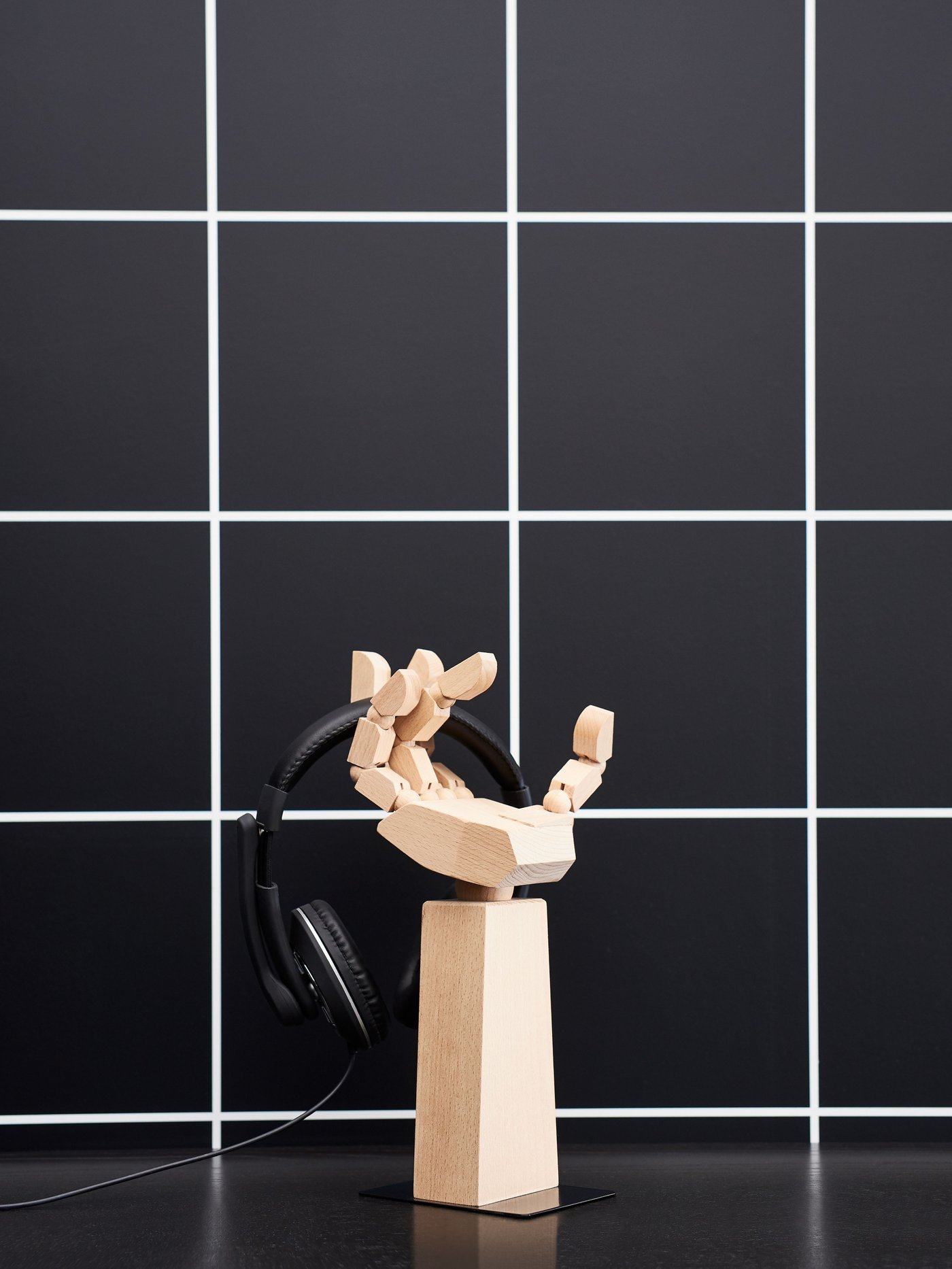 Mano de madera gamer para soporte de audífonos LÅNESPELARE