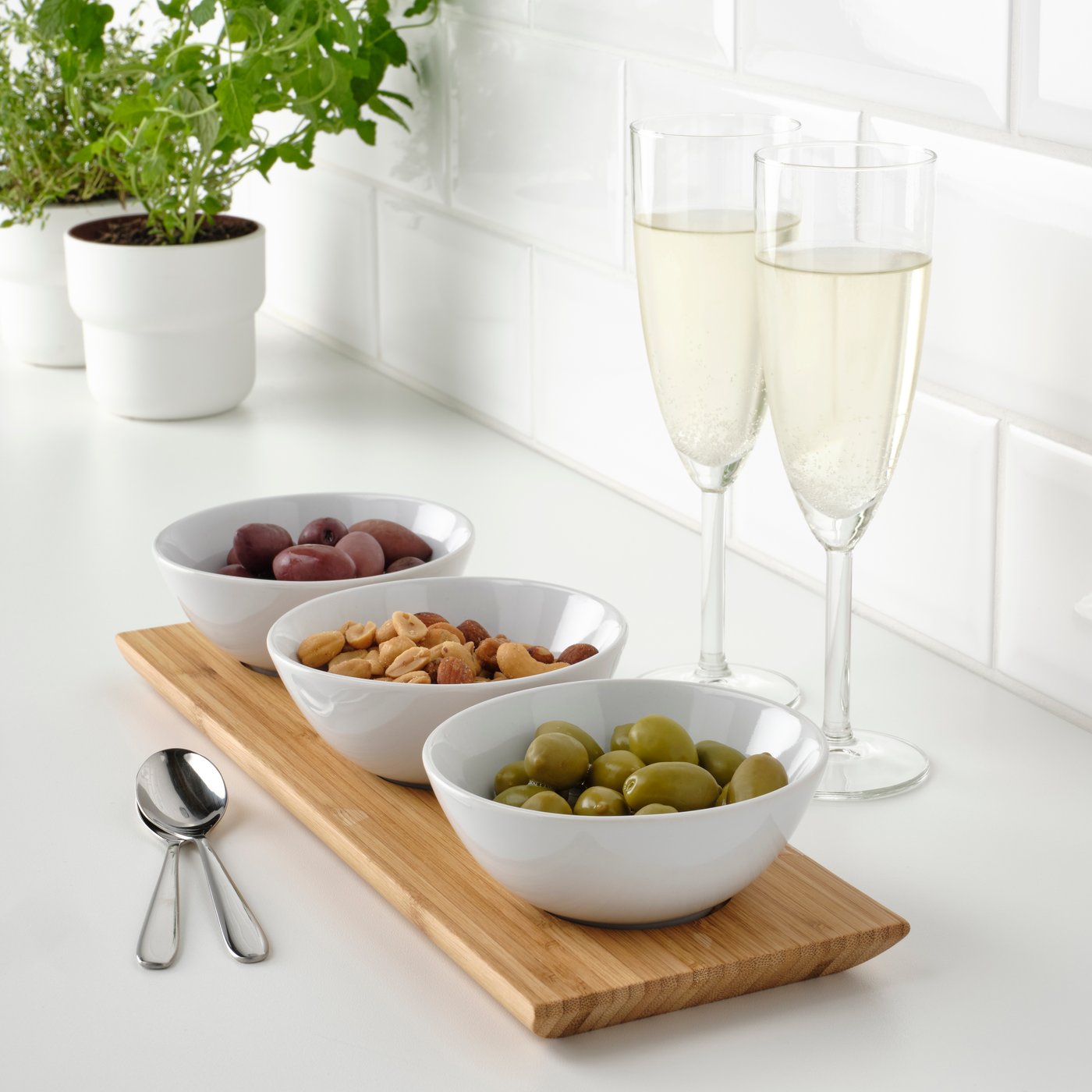 Ein Bambus-/weisses TYNGDLÖS-Tablett mit 3 Schalen