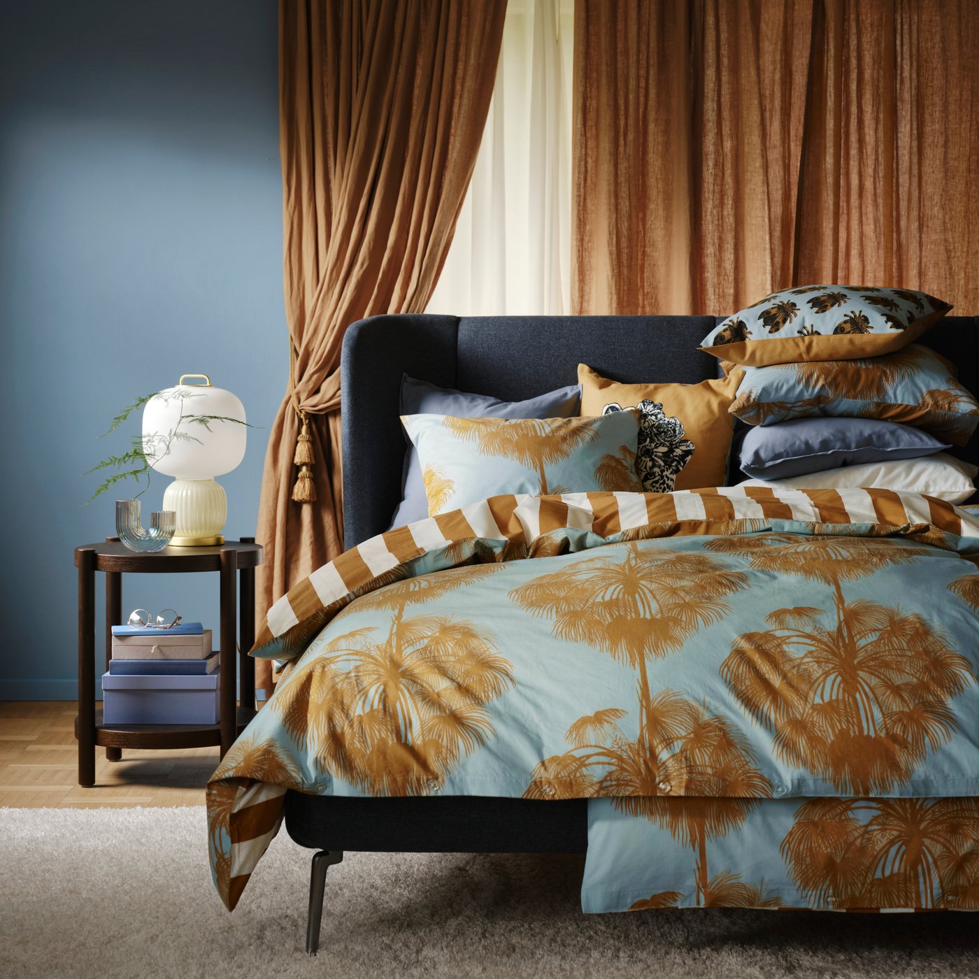 A light blue/yellow-brown ÄNGLATRUMPET duvet cover and pillowcase
