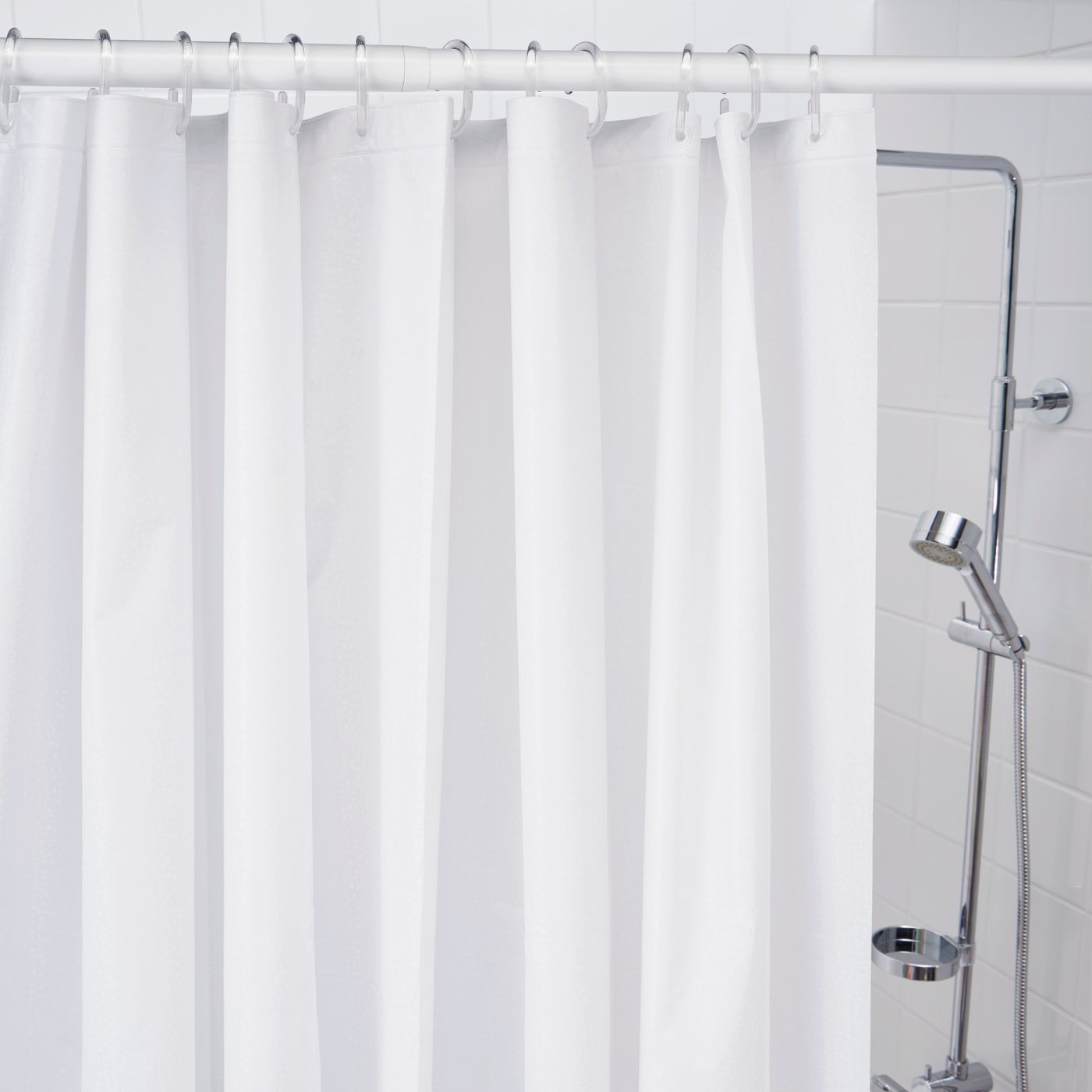 Un rideau de douche BJÄRSEN blanc