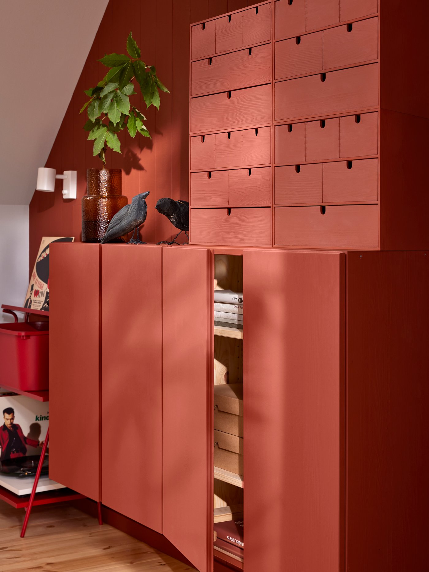 IKEA 素晴らしい状態の赤い引き出し （北欧のルーツと現代の