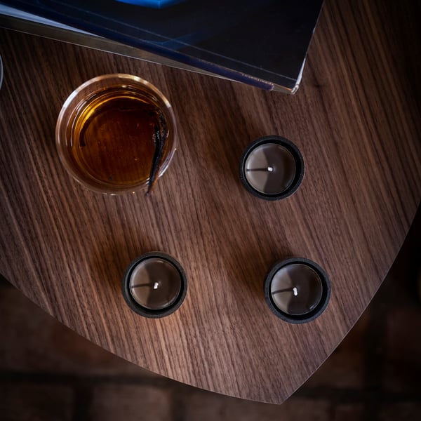A leather & vanilla/brown SILKESTRÄD scented tealight
