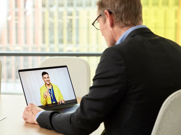 En B2B säljare hjälper en IKEA kund via ett onlinemöte.