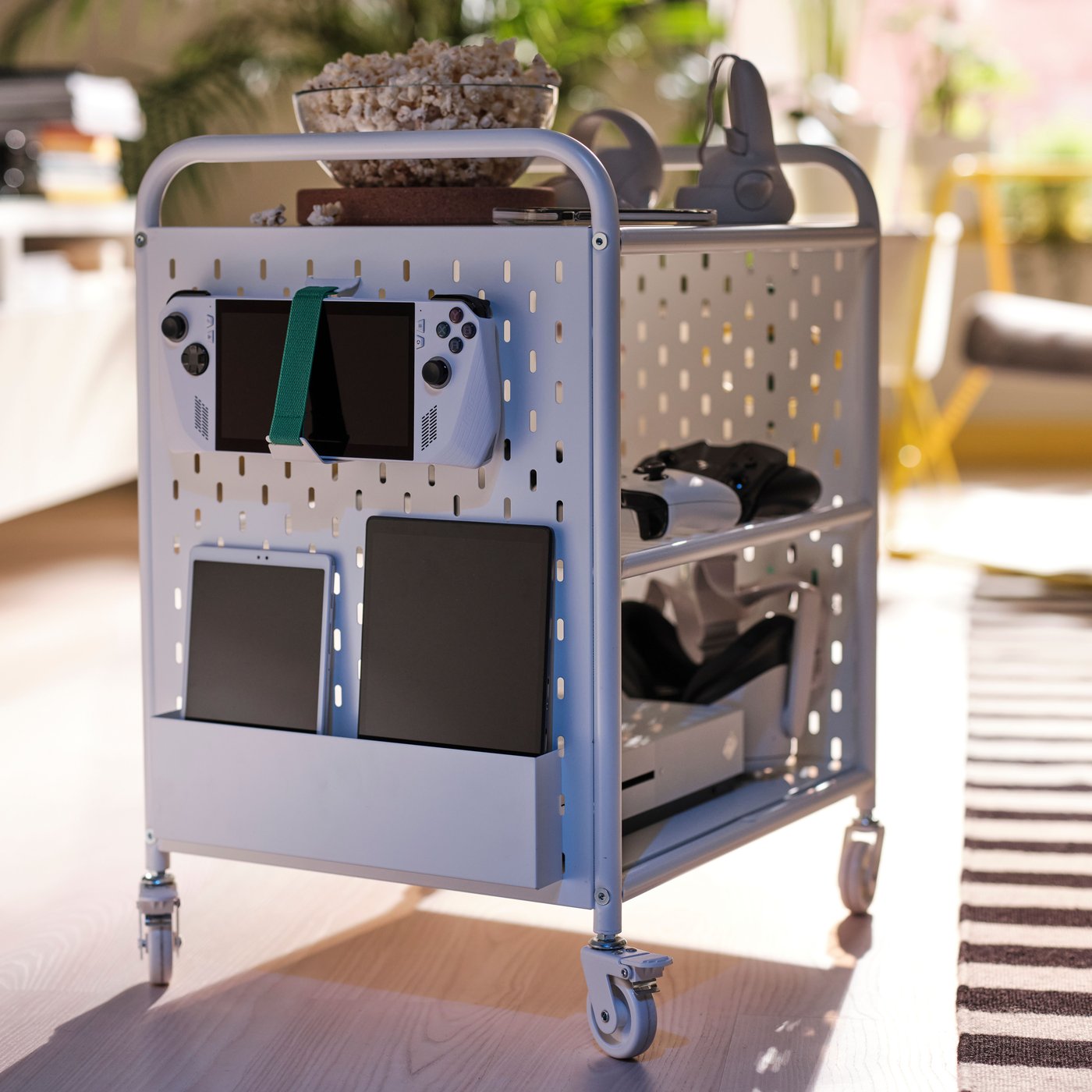 Carrito organizador BRÄNNBOLL con artículos de oficina.