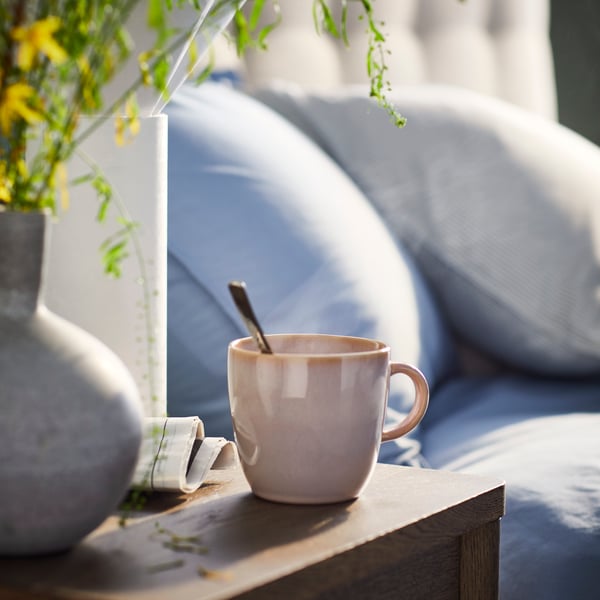 Hellpinke FÄRGKLAR Tasse mit einem heißen Getränk