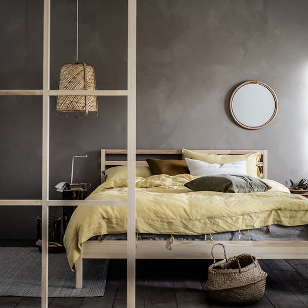 A rattan HINDÅS mirror in the bedroom