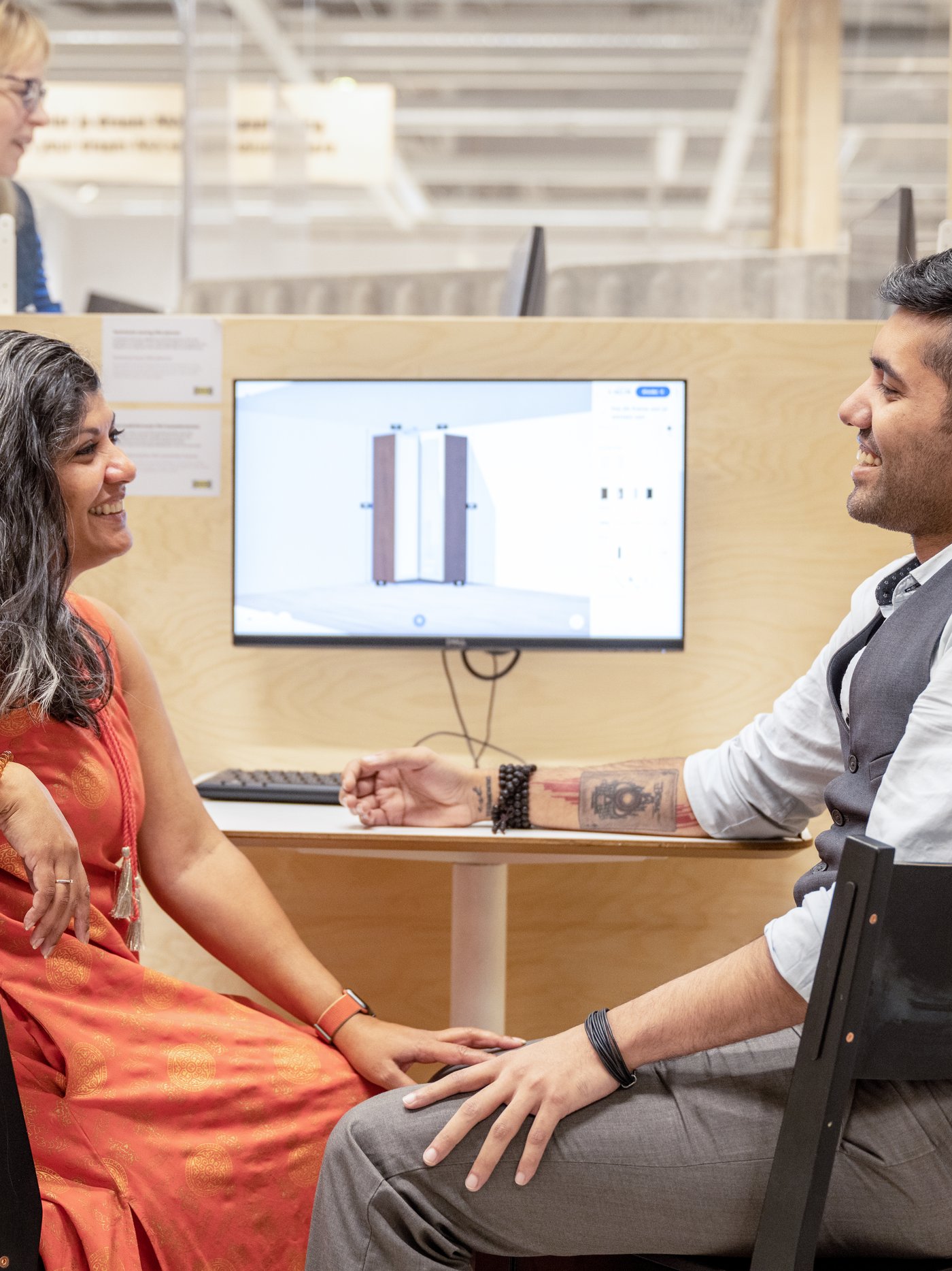 Clients IKEA dans un espace de conception en train de concevoir sur le logiciel de conception leur dressing