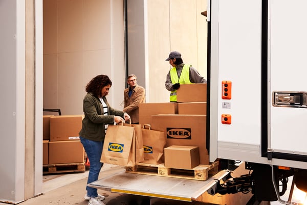 En företagskund som tar emot sina IKEA paket.