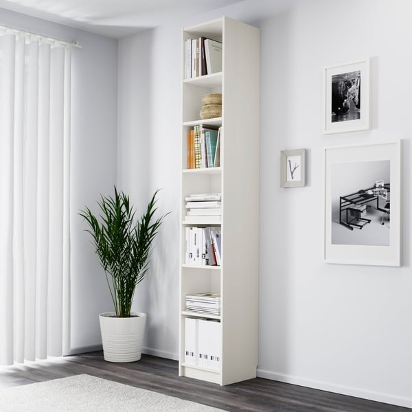 Ein weißes BILLY Bücherregal, 40 breit, 40 tief und 237 hoch, steht vor einer weißen Wand. 