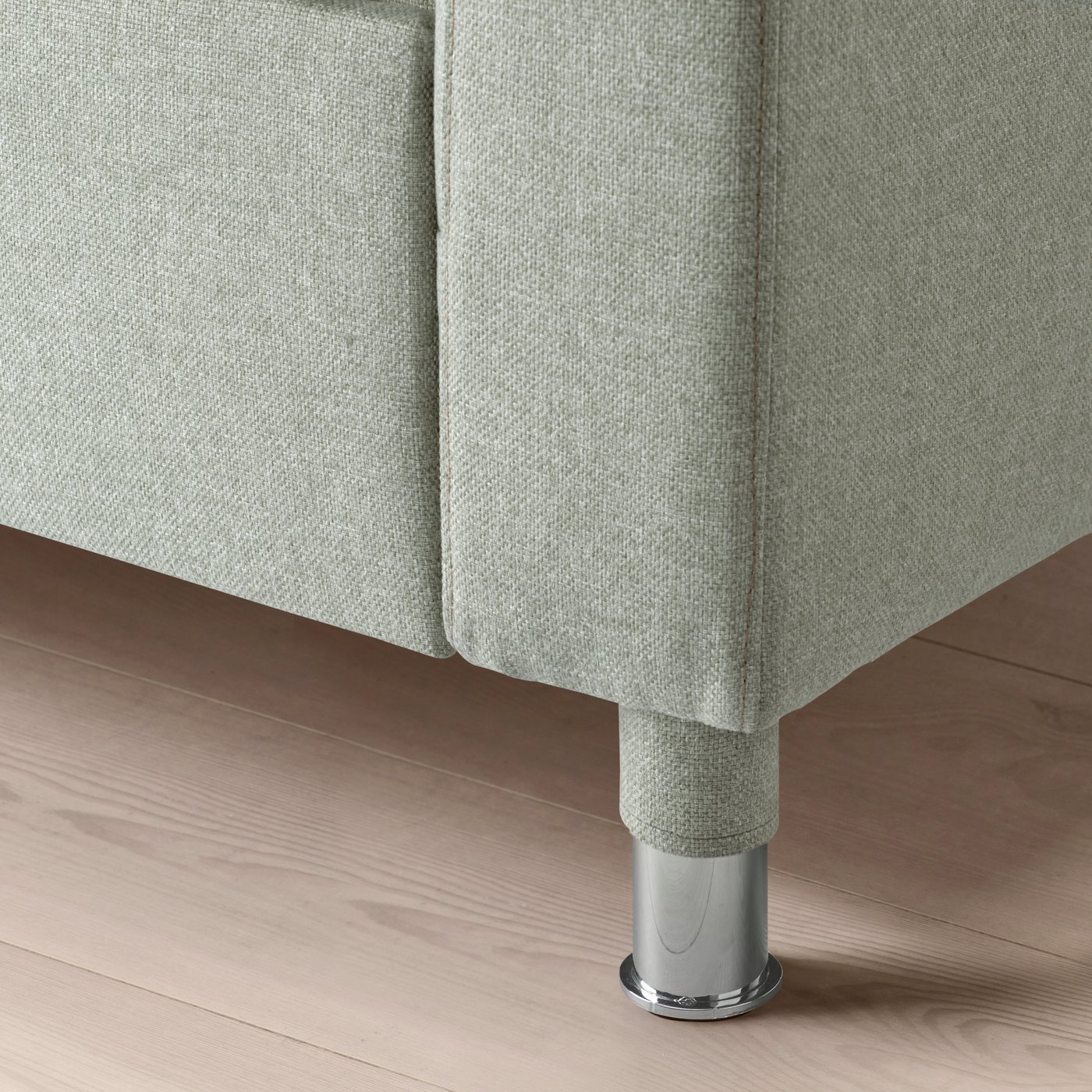 Zu sehen ist ein LANDSKRONA 3er-Bettsofa mit Bezug „Gunnared“ in Hellgrün/Metall