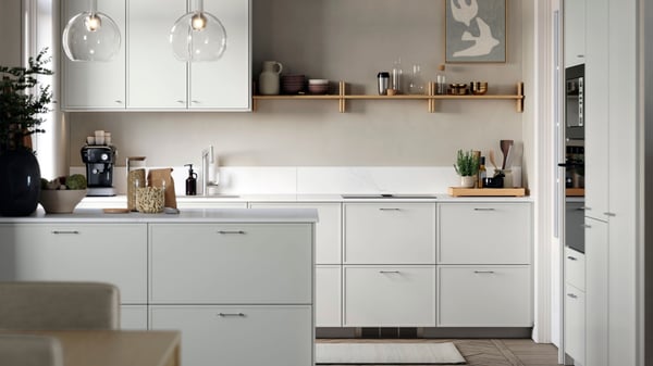 A walnut HULDHET wok spatula in the kitchen