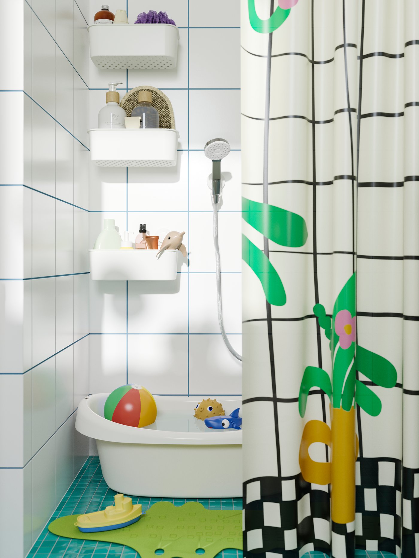 Tres canastas TISKEN blancas con ventosa colgadas de la pared de un baño y llenas de botes de shampú y productos de cuidado personal.