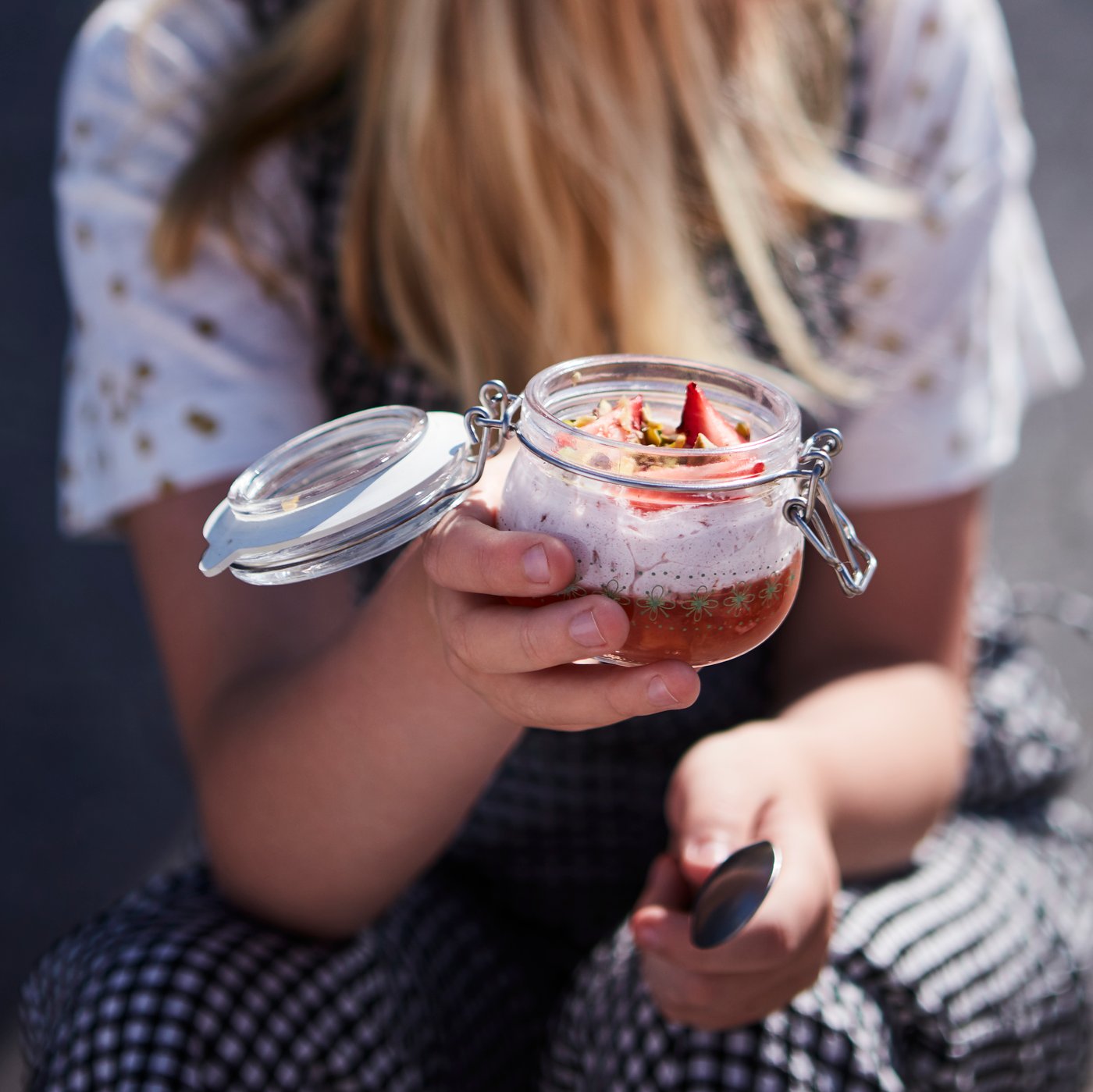 Detalls de bodes gastronòmics en un pot amb tapa