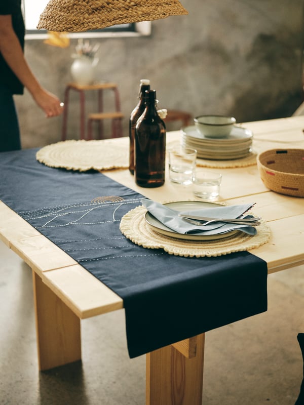 A dark blue MÄVINN table-runner