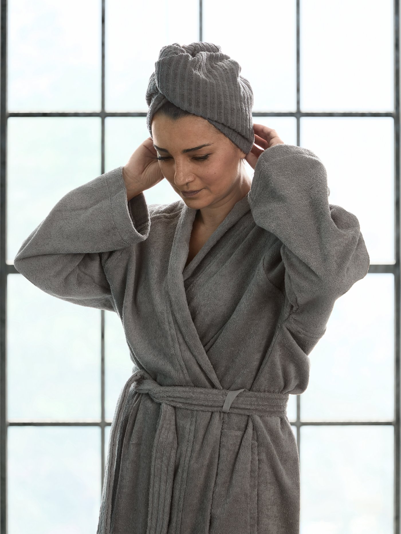 חלוק רחצה אפור של ROCKÅN בחדר האמבטיה