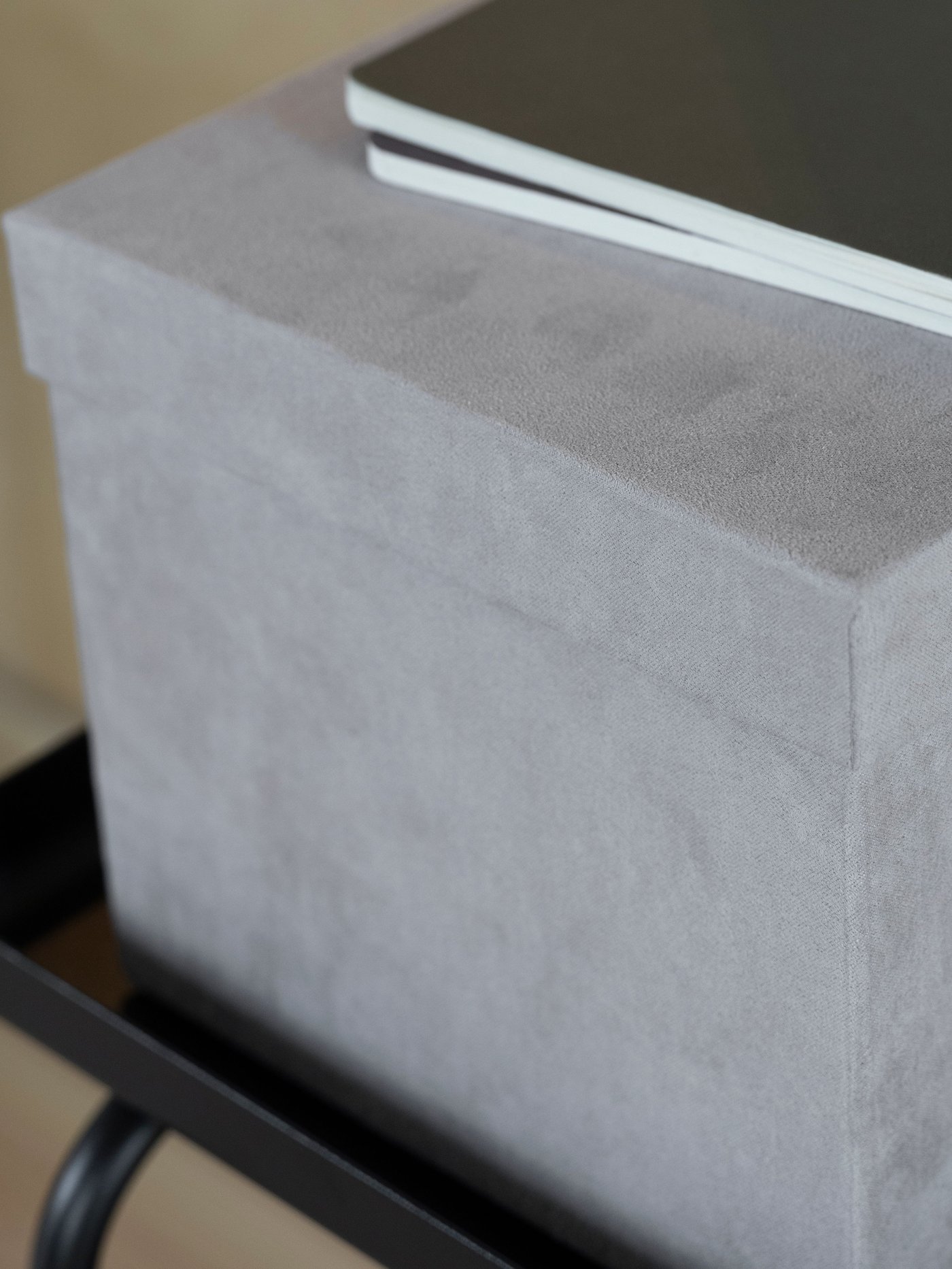 Aksamitny jasnoszary pojemnik GJÄTTA z pokrywką