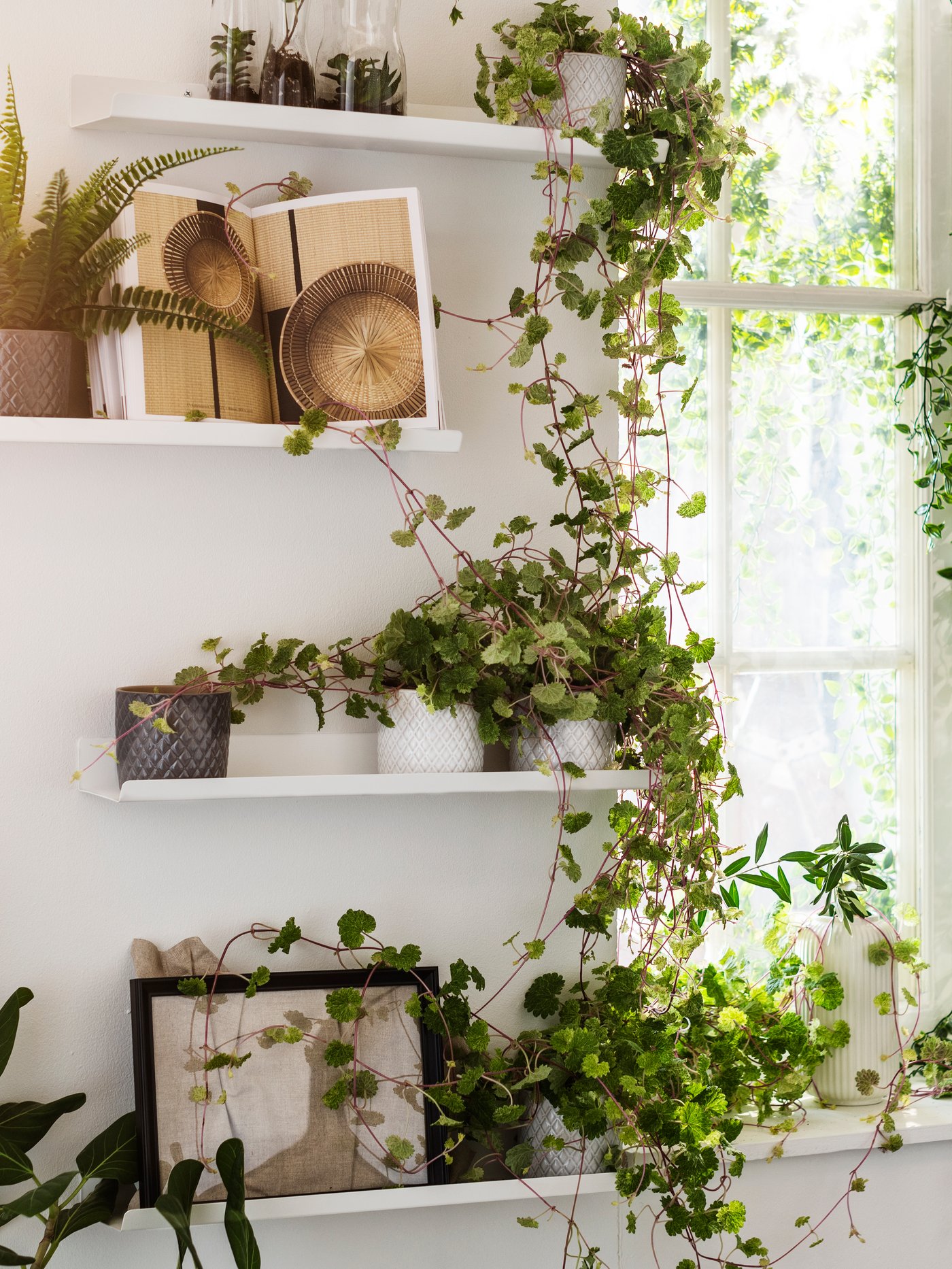 Eine weisse STILREN-Vase im Wohnzimmer