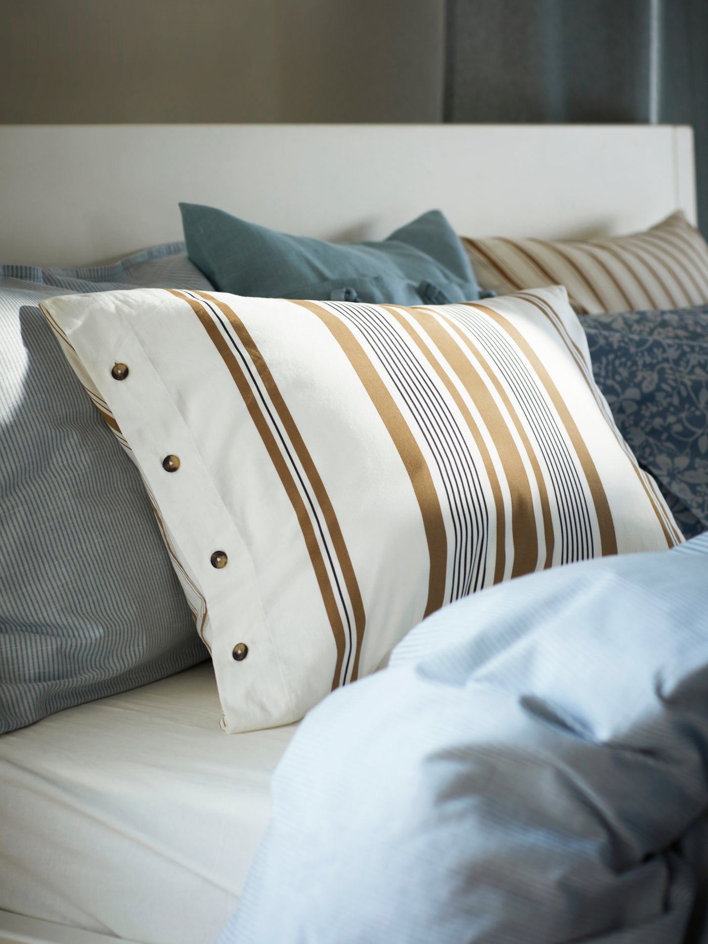 A white/brown/striped LAPPDUNÖRT pillowcase