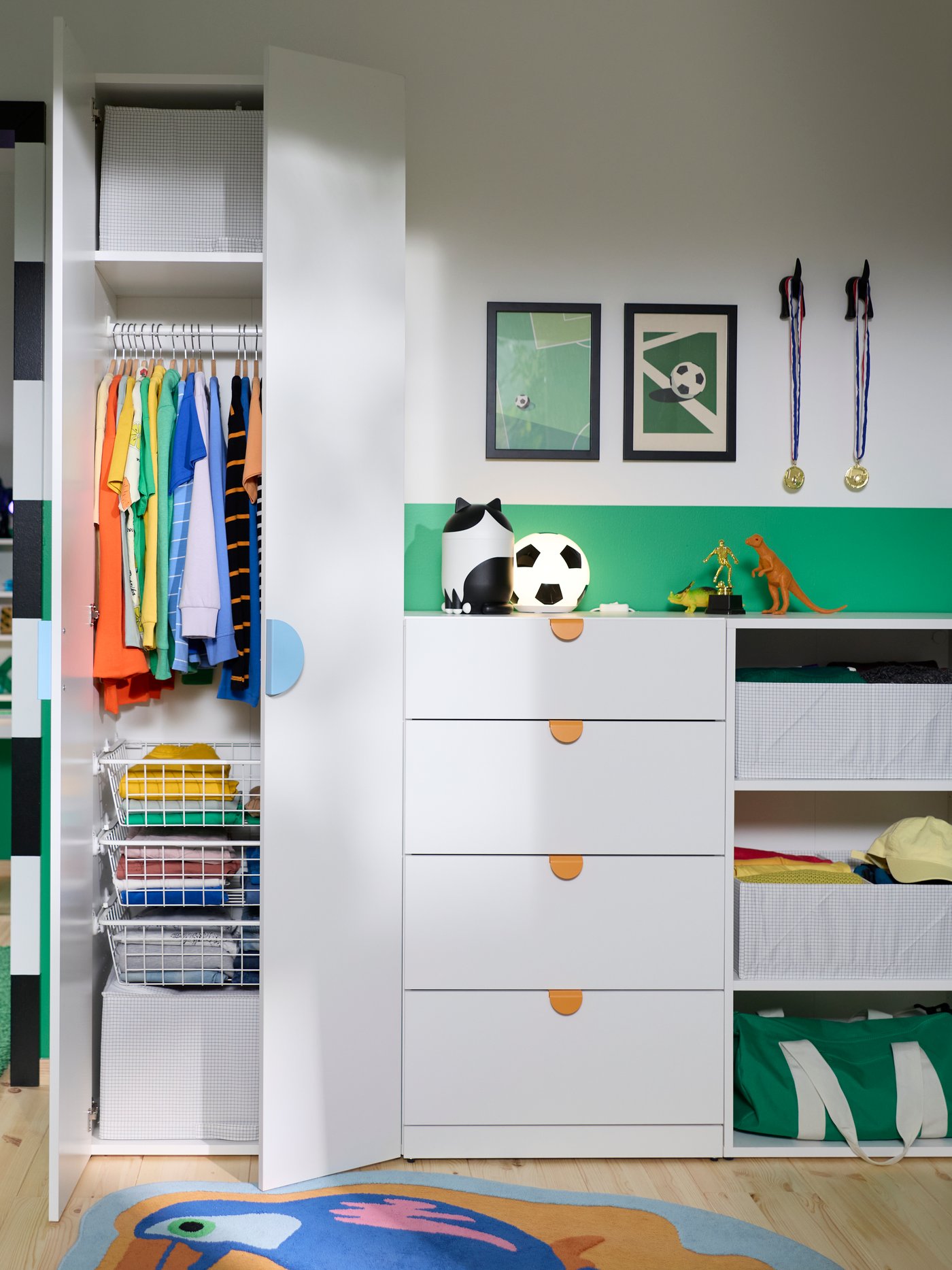  Una cameretta con una composizione di armadi LASTARE dotata di ripiani, appendiabiti e cassetti, affiancata da una zona studio e da un’area giochi.