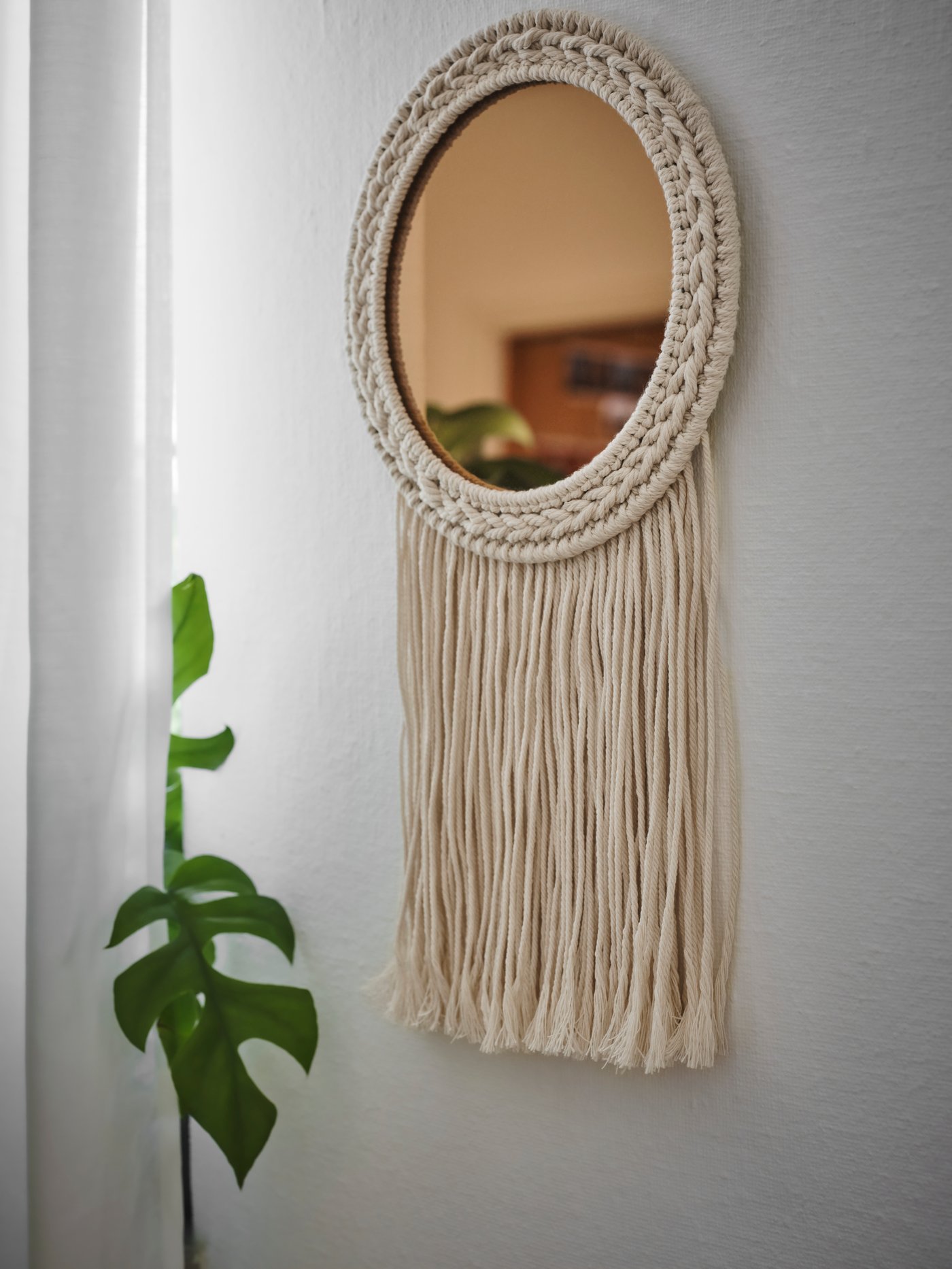 ENERGISKOG Dekospiegel mit Fransen in beige kupferfarben.