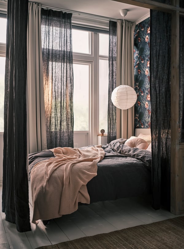 A dark grey DYTÅG duvet cover and 2 pillowcases