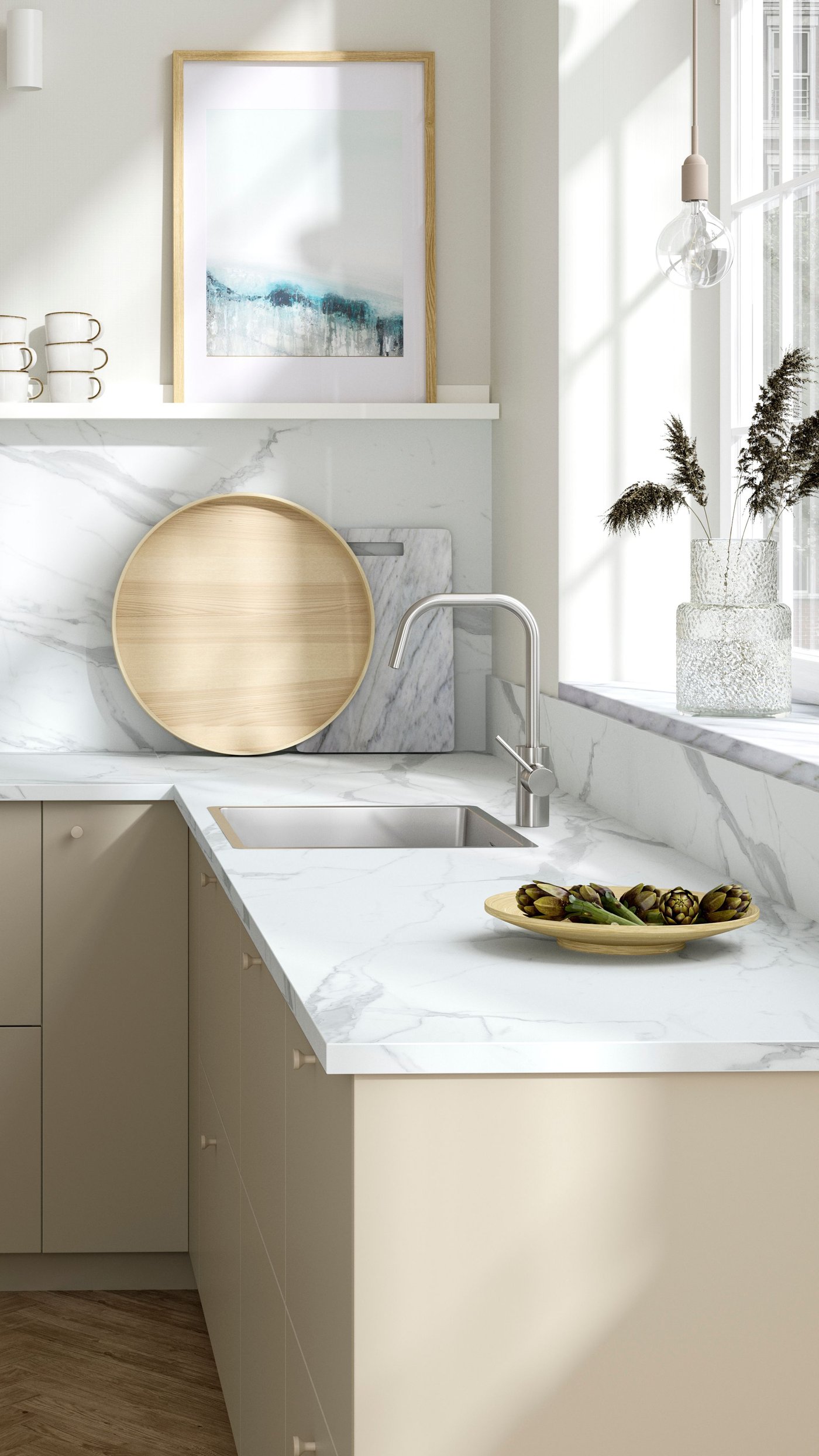 Valkoisella EKBACKEN laminaattiotyötasolla varustettu vaalea keittiö