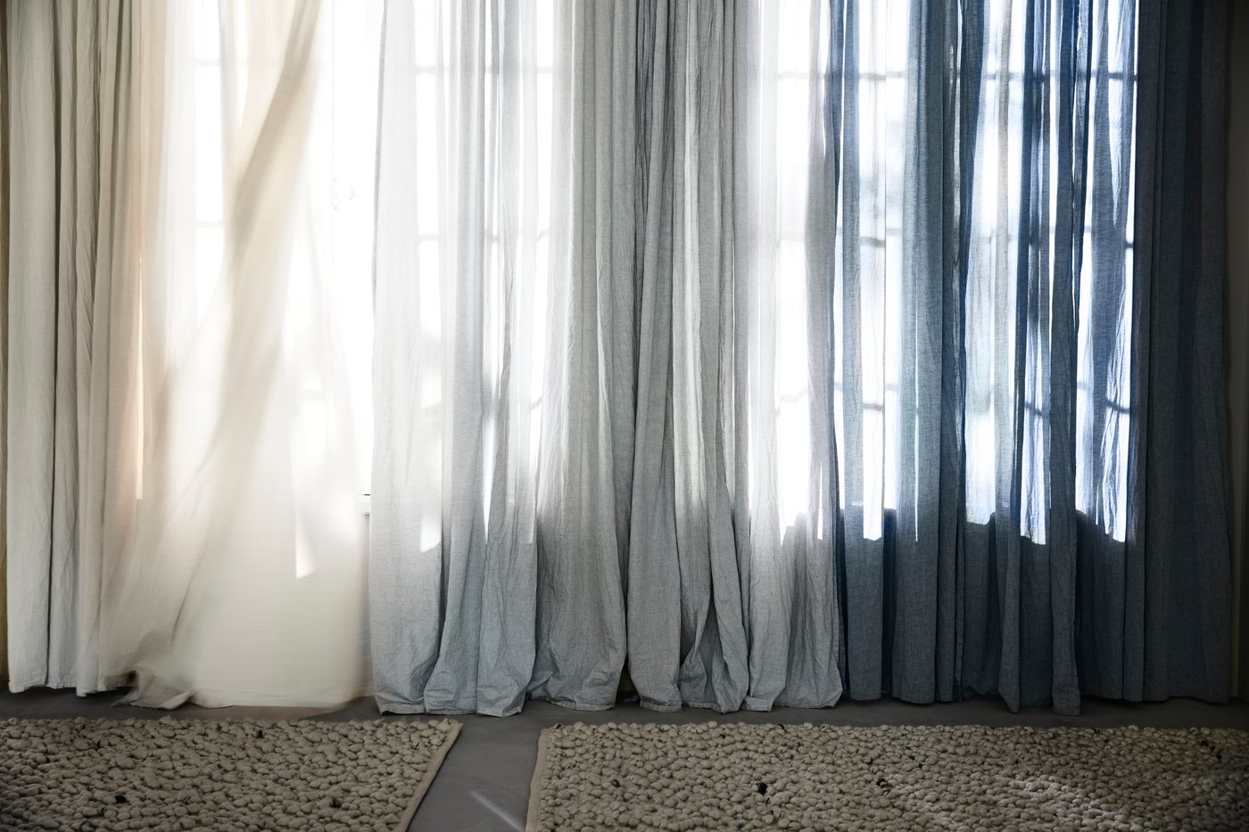 A blue-grey HANNALILL curtains, 1 pair in the living room
