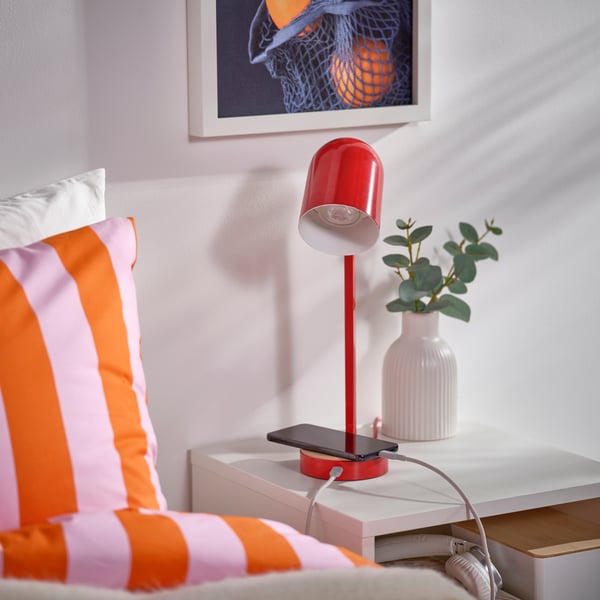 A red ENSMÄRKE desk lamp