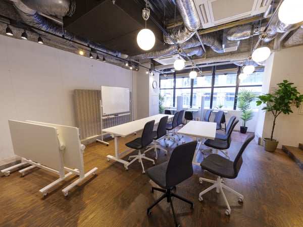 可変性の高いセミナールーム。目的に応じて柔軟にレイアウトを変更できるように、可動式の家具を中心にセレクト。