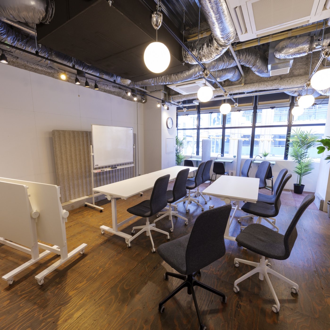 可変性の高いセミナールーム。目的に応じて柔軟にレイアウトを変更できるように、可動式の家具を中心にセレクト。