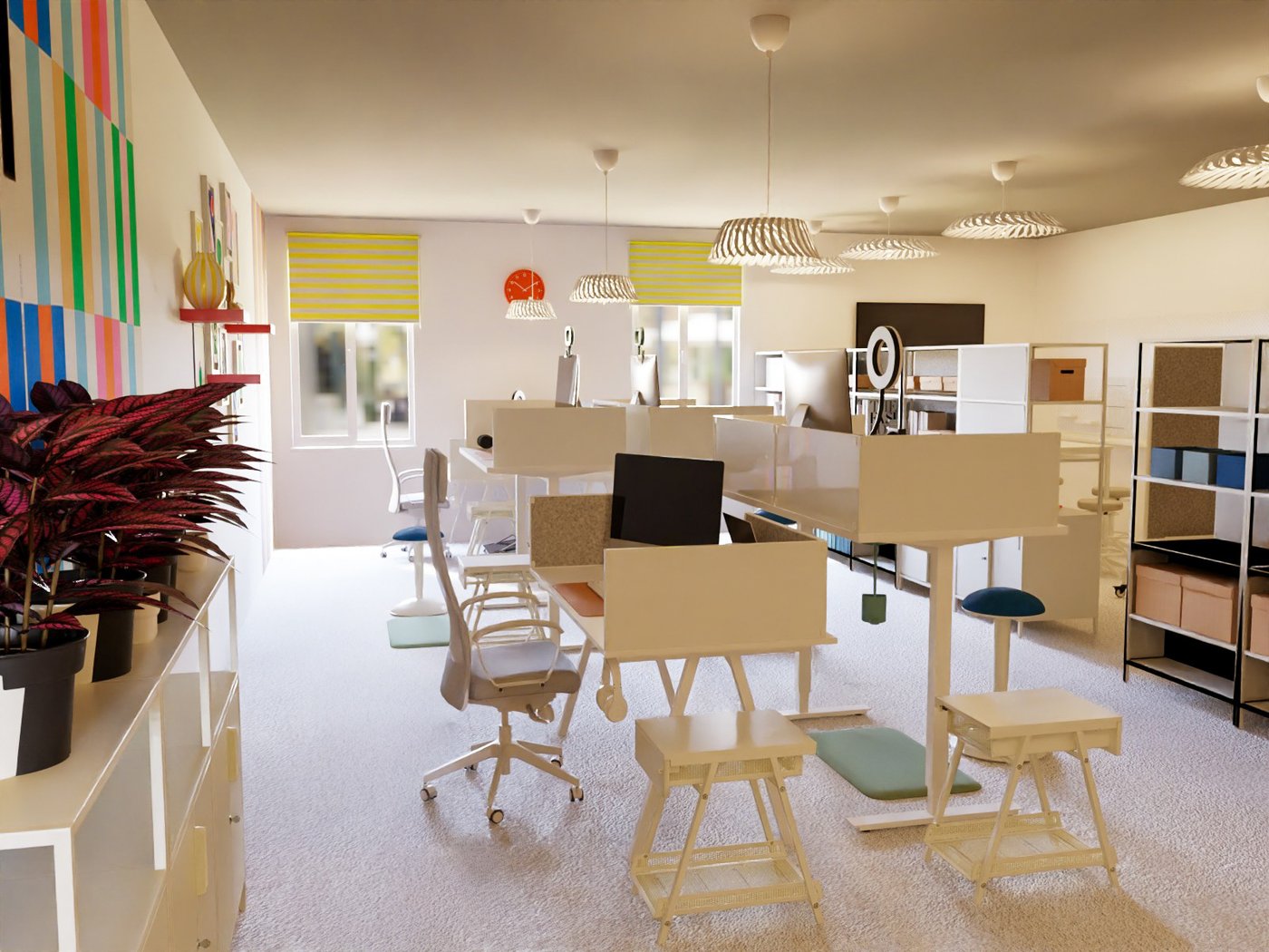 Teil eines Großraumbüros. Blick zur Fensterseite. Im Vordergrund links eine offene Aufbewahrung, darauf Pflanzen. In der Mitte mehrere höhenverstellbare Schreibtische mit Sichtschutz, Bürostühlen und offener Aufbewahrung. Rechts offene Aufbewahrung. Über den Schreibtischen und über der Aufbewahrung dekorative Hängeleuchten.