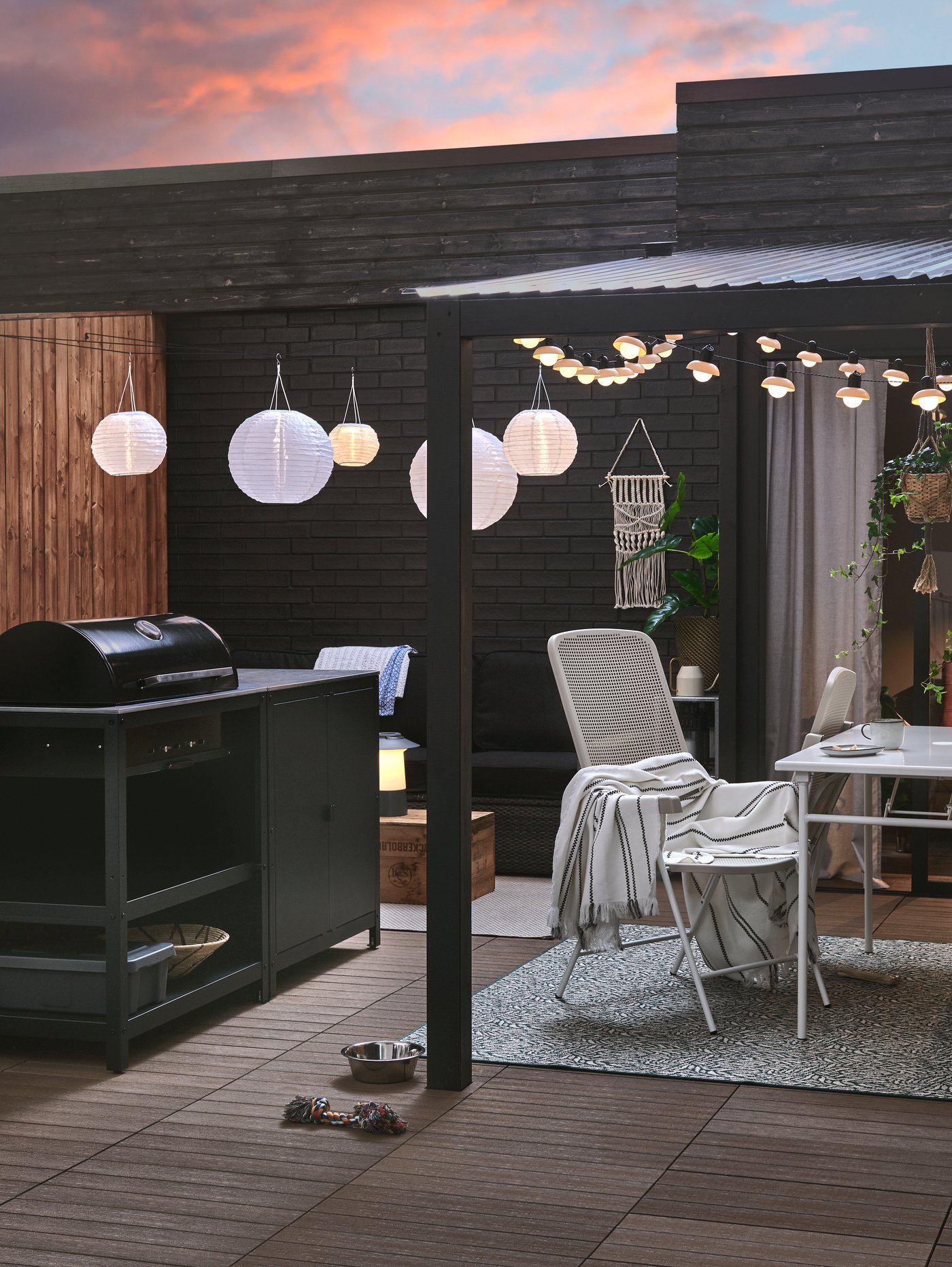 A white/beige TORPARÖ reclining chair, outdoor outside