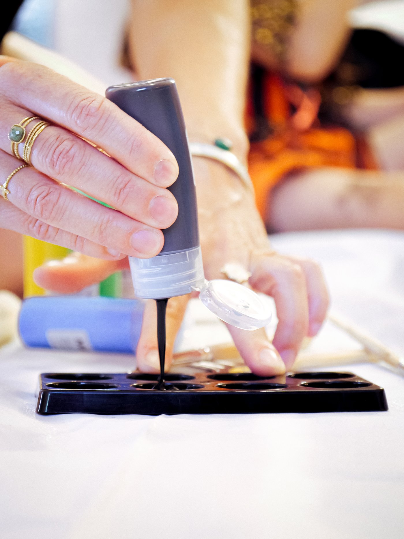 A woman’s hands prepare a tray of MÅLA paint.