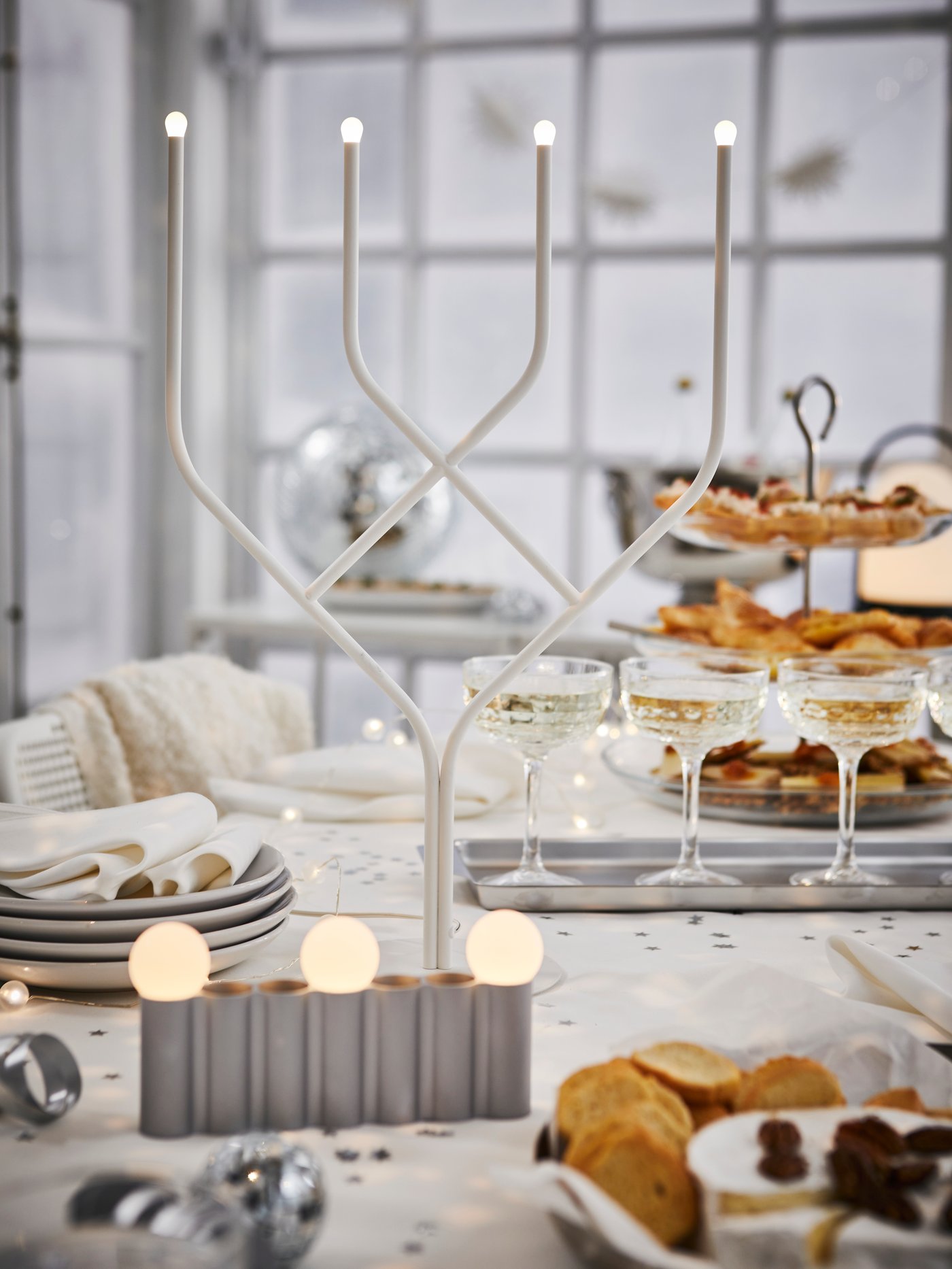 En hvid firarmet elektrisk lysestage.