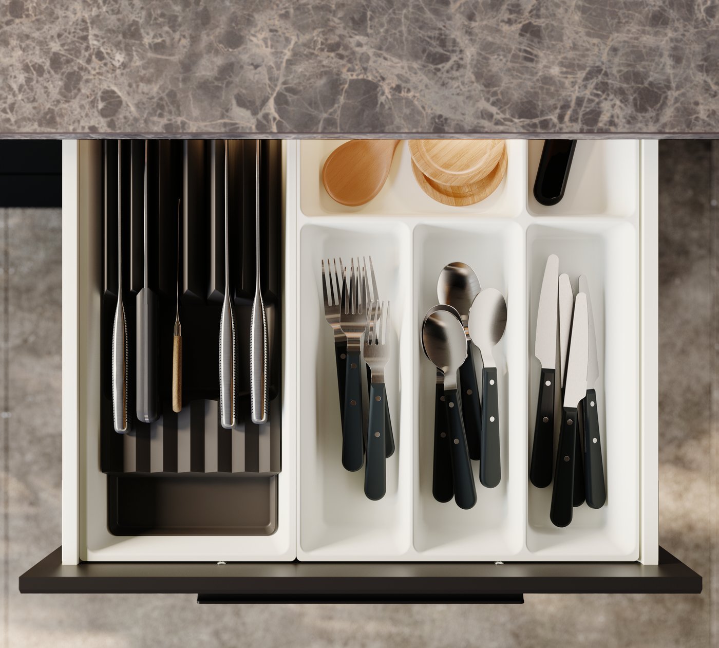 En åben skuffe med UPPDATERA skuffe inddeling i hvid plast fyldt med sort bestik