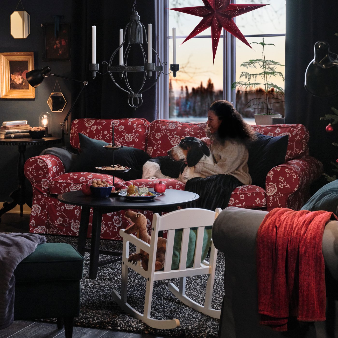 Un repose-pieds STRANDMON en DJUPARP vert foncé dans le salon.