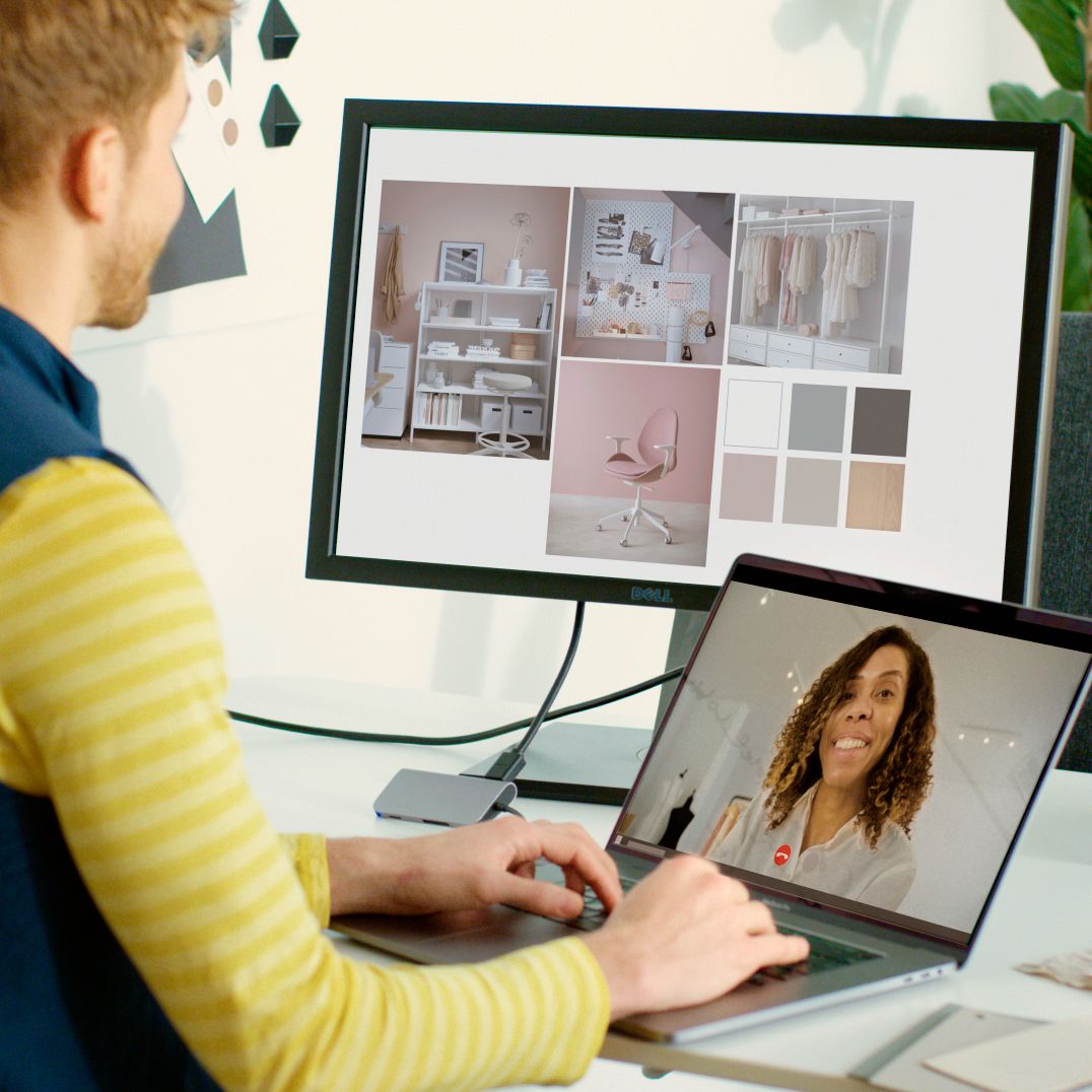 Un colaborador de IKEA ten unha chamada por vídeo cunha clienta.