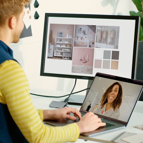 Un colaborador de IKEA ten unha chamada por vídeo cunha clienta.