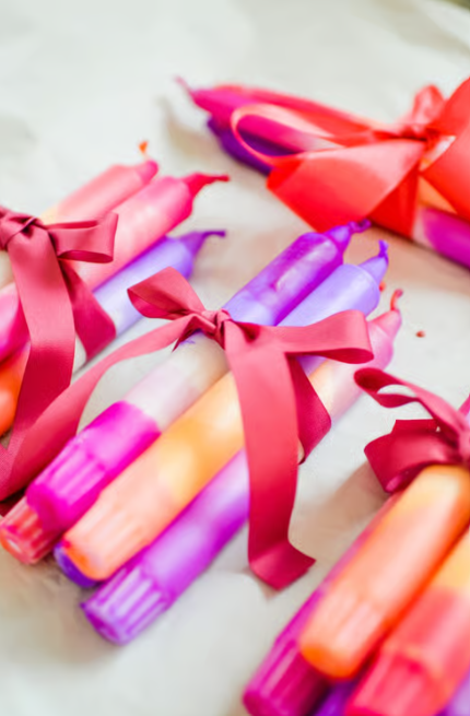 Bunte DIY-Kerzen mit Bändern gebunden, bereit, verschenkt zu werden