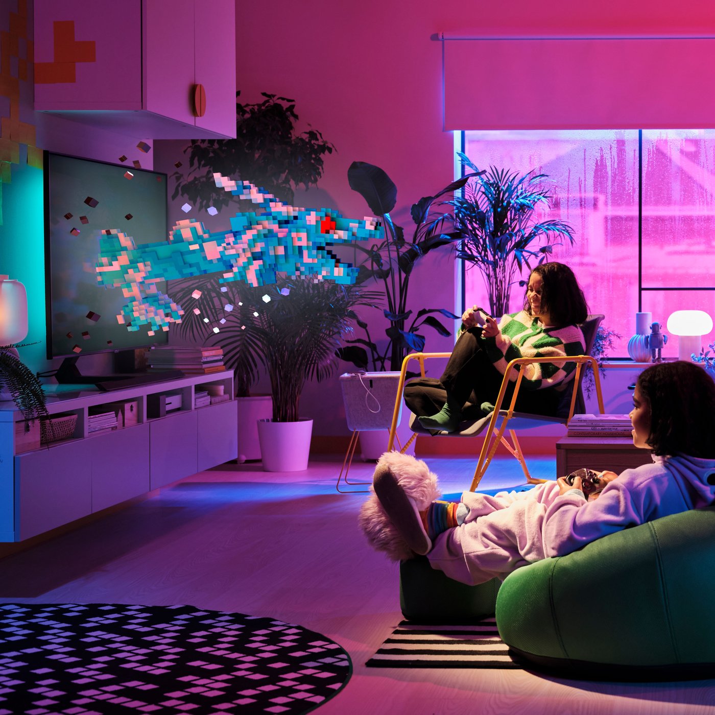 3 familjemedlemmar spelar med en BRÄNNBOLL gamingfåtölj och en BRÄNNBOLL uppblåsbar gamingstol.