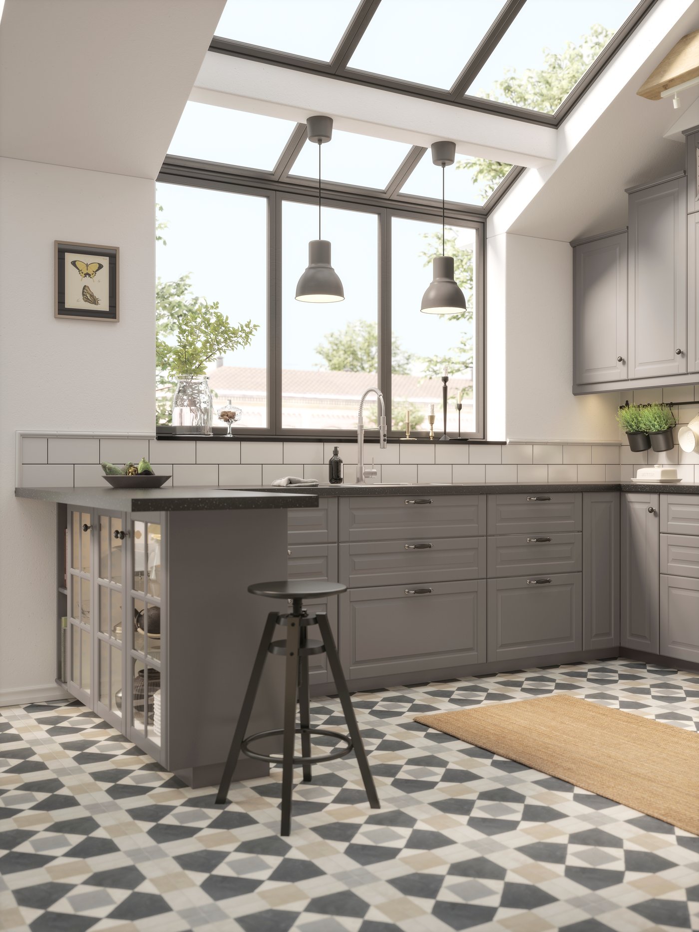 Eine IKEA Küchenlösung mit grauen Fronten und schwarzer Arbeitsplatte in einem Loft.