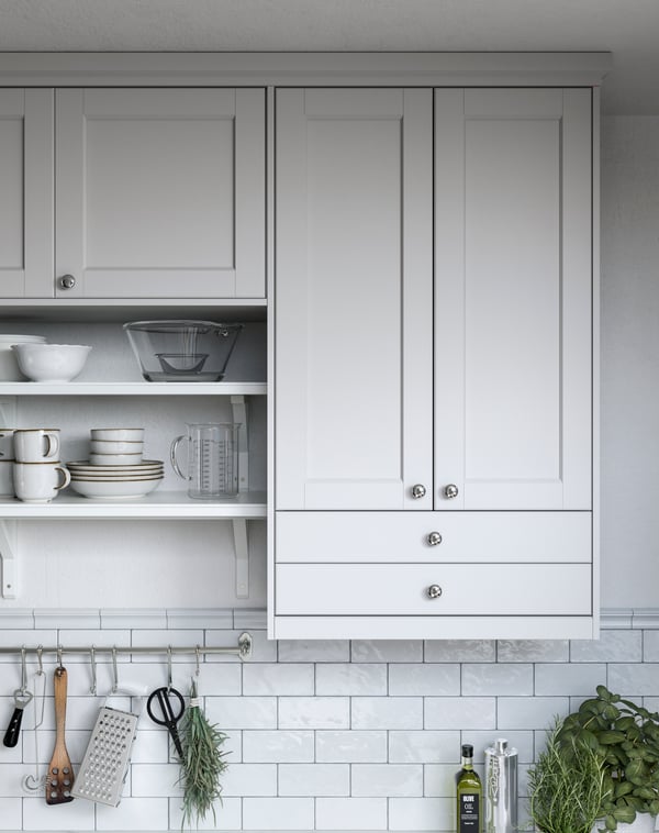 Upper cabinets with light-grey LERHYTTAN shaker kitchen fronts with silver handles.