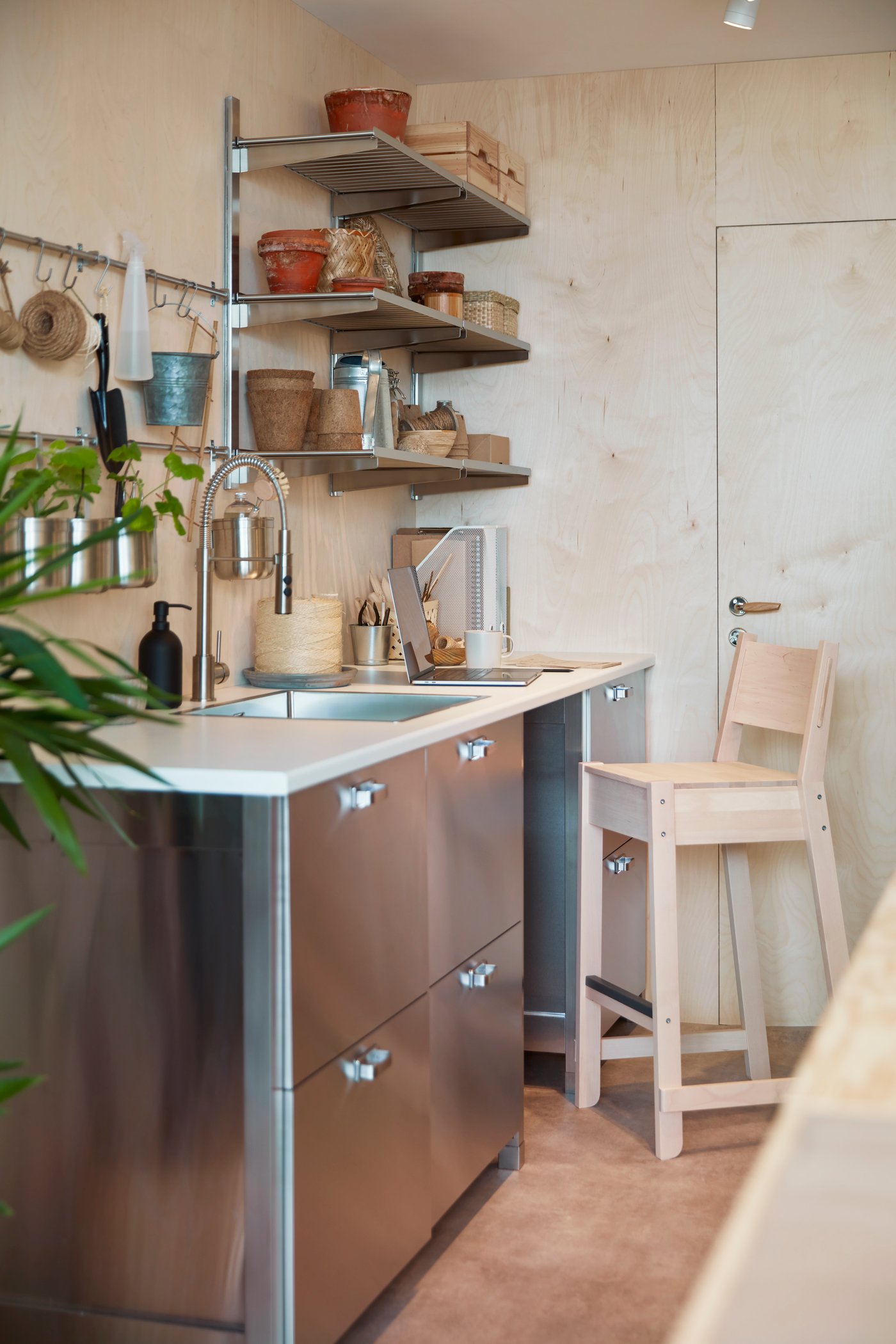 A stainless steel KUNGSFORS suspension rail with shelves in the kitchen