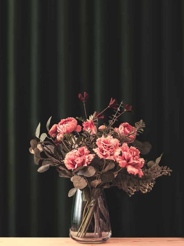 Blombukett av plastblommor. 