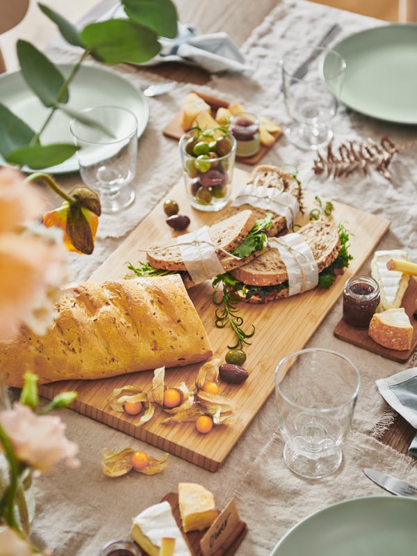 A bamboo APTITLIG chopping board in the dining room
