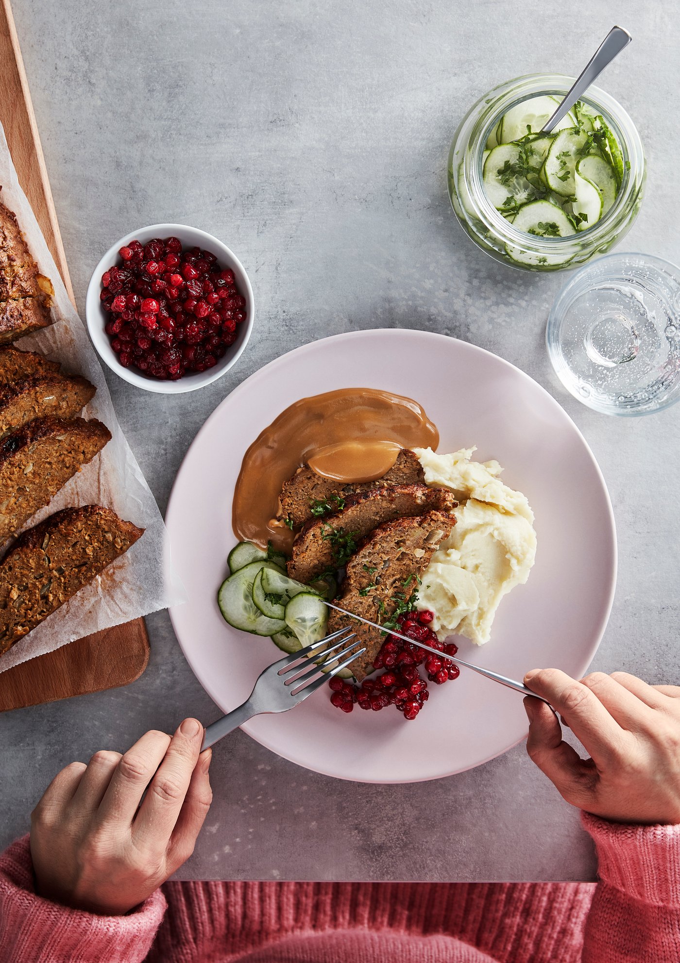 A shapeable frozen VÄRLDSKLOK plant mince in the dining room
