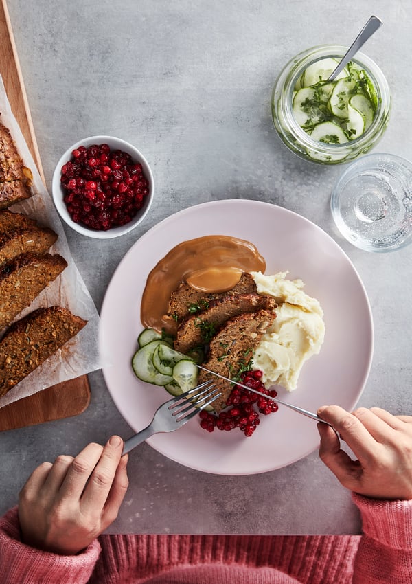A shapeable frozen VÄRLDSKLOK plant mince in the dining room