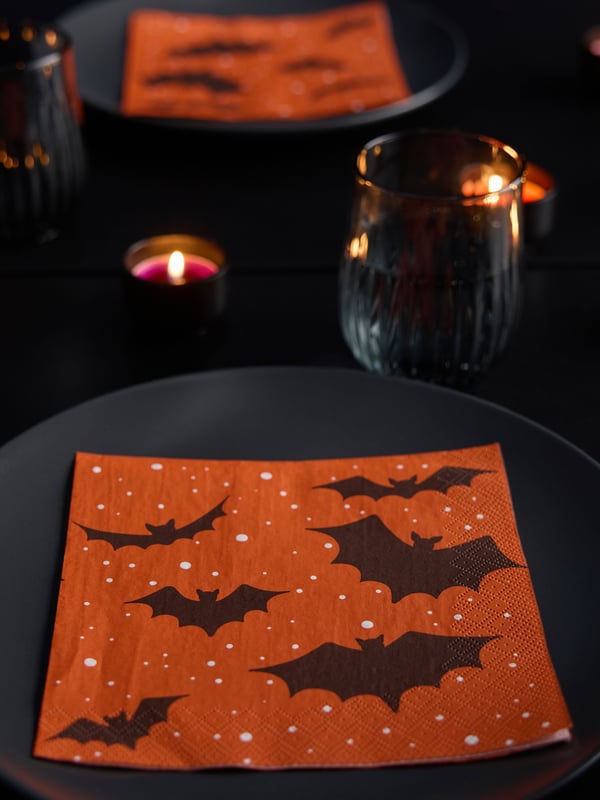 Eine Fledermaus-orange HÖSTAGILLE Papierserviette im Esszimmer
