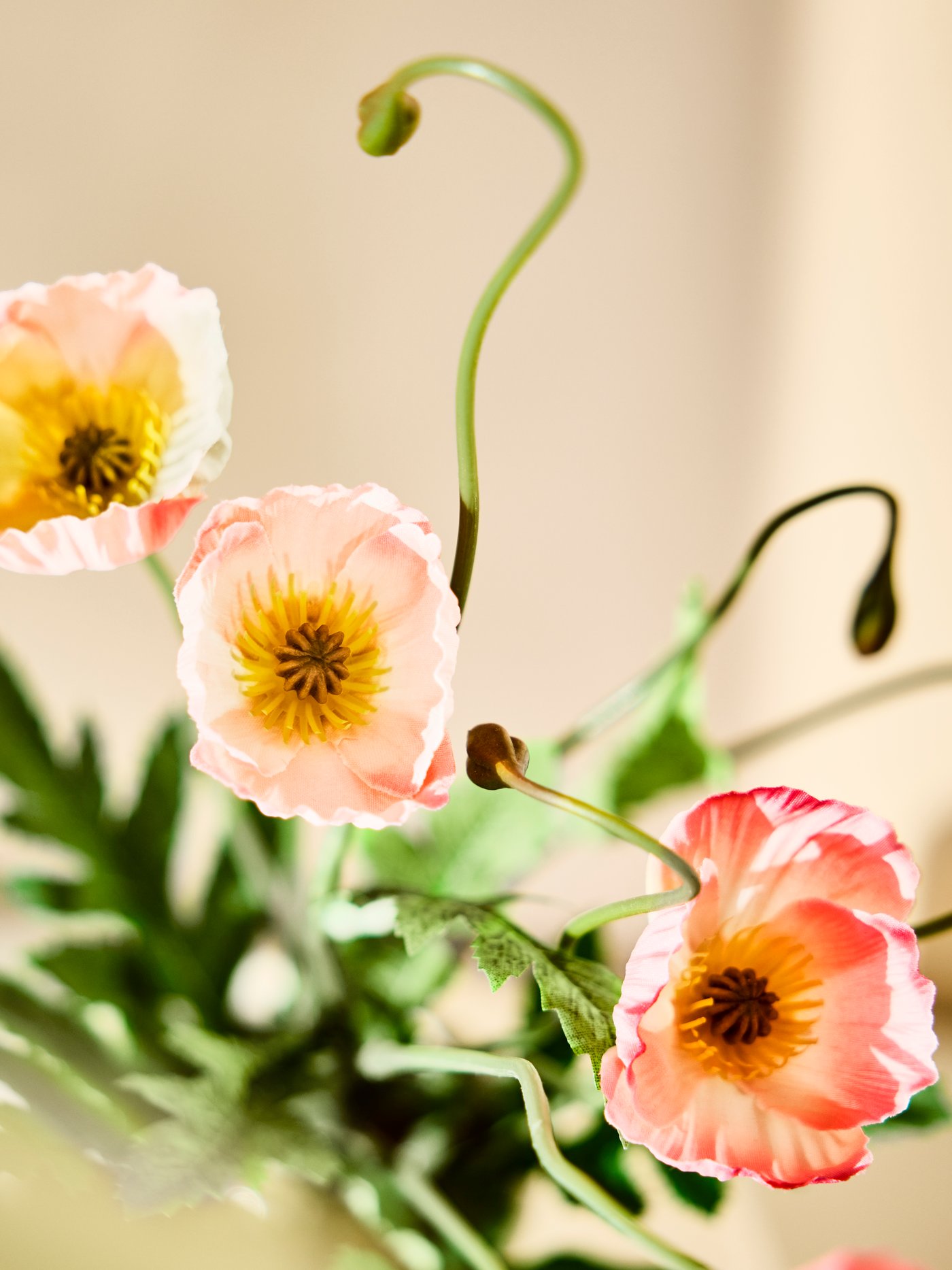 Dekorative Kunstblumen in zarten Farben für Wohnräume.