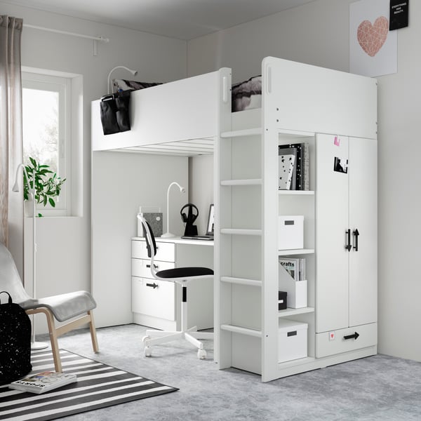Ein weisser Schreibtisch mit 4 Schubladen SMÅSTAD Hochbett